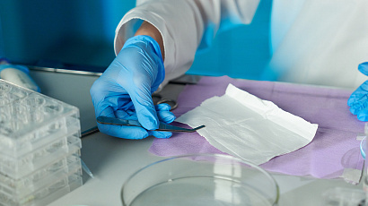 Новый патч для сложных ран быстрее останавливает кровотечение и защищает от супербактерий